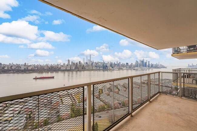 6600 JFK Blvd E in West New York, NJ - Foto de edificio - Building Photo