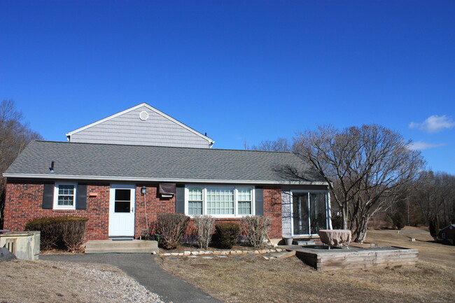 86 Old Farms Ln in New Milford, CT - Building Photo - Building Photo