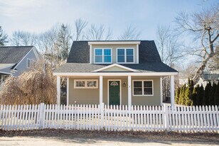 7 Youngs Ln in York, ME - Building Photo