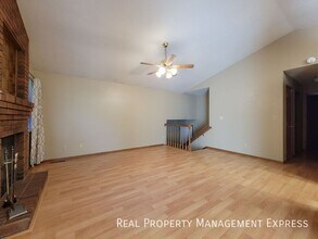 Great 4 Bed 2 Bath House with 2-stall atta in Sioux Falls, SD - Building Photo - Building Photo