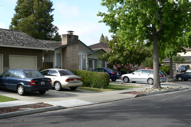 1635 Naomi Ct in Redwood City, CA - Foto de edificio - Building Photo