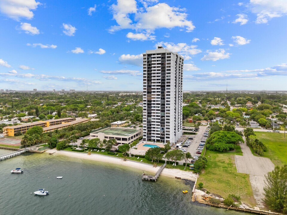 5600 N Flagler Dr in West Palm Beach, FL - Building Photo