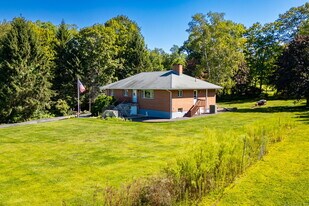 428 Maple St in Litchfield, CT - Building Photo