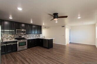 5972 Lauretta St in San Diego, CA - Foto de edificio - Building Photo