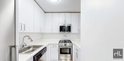E 16 ST in New York, NY - Building Photo - Building Photo