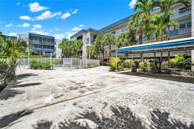 16750 NE 10th Ave in North Miami Beach, FL - Building Photo - Building Photo