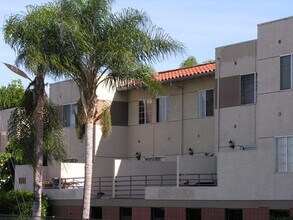 Emerald Terrace Apartments in Santa Ana, CA - Foto de edificio - Building Photo