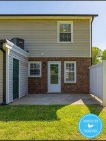 501 Greenbriar Rd in Greensboro, NC - Building Photo