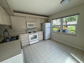 20 Bedford Ct in Royal Palm Beach, FL - Building Photo - Building Photo