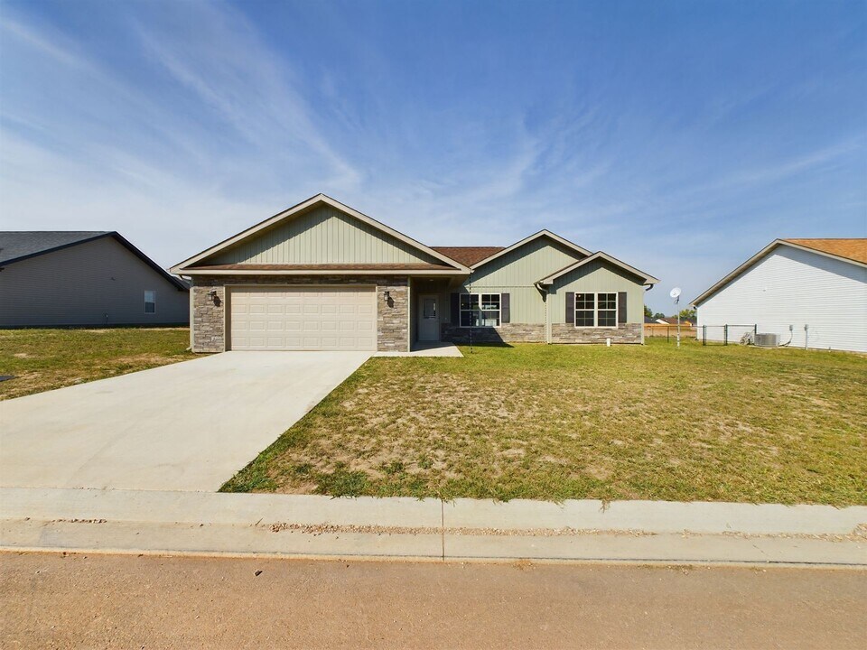156 Mesa Dr in Waynesville, MO - Building Photo