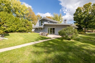 4705 Highland Park Dr in Slinger, WI - Building Photo - Building Photo