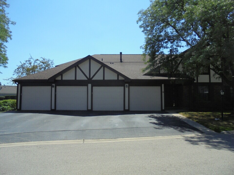 1534 Springview Ct in Wheeling, IL - Building Photo