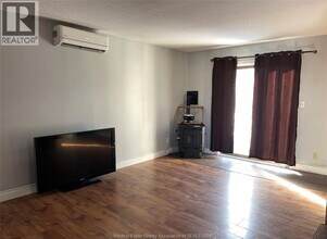 8691 Darlington Crescent in Windsor, ON - Building Photo - Building Photo