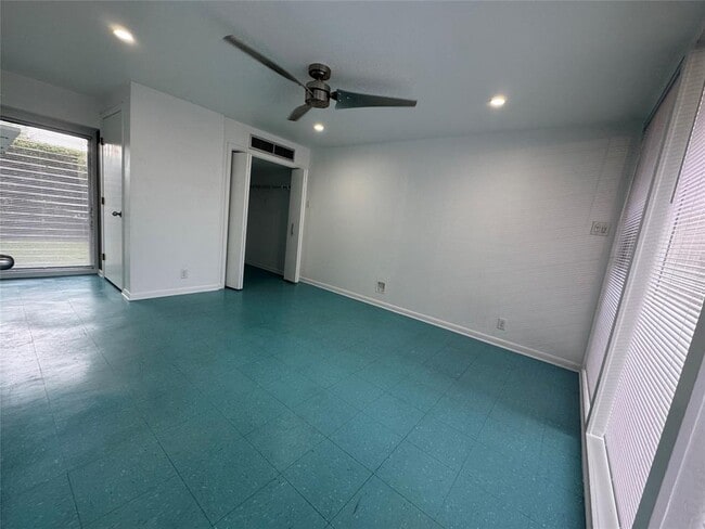 1310 Harbor View Dr in Galveston, TX - Building Photo - Building Photo