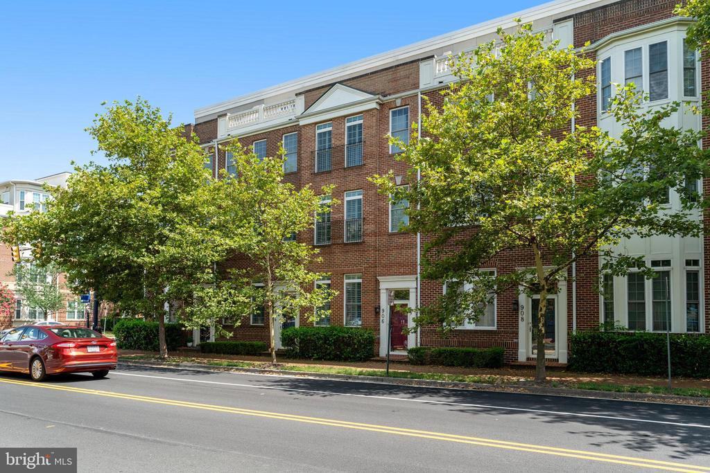 906 Slaters Ln in Alexandria, VA - Building Photo