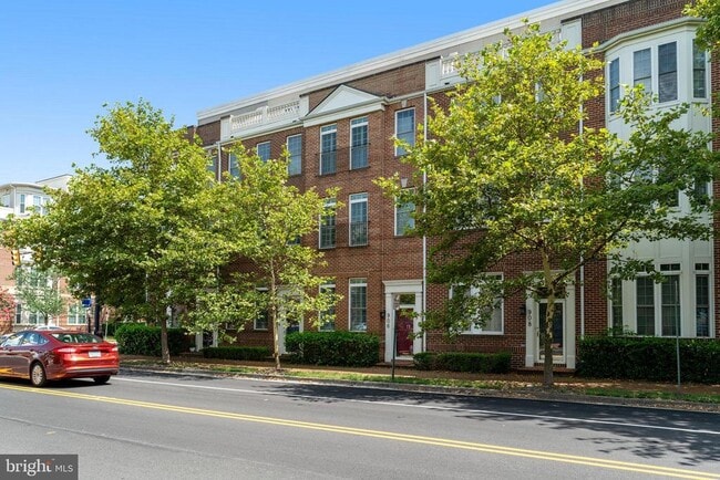 property at 906 Slaters Ln