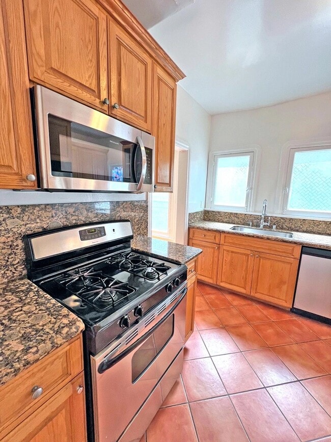 335 N Orange Grove Ave, Unit 1 in Los Angeles, CA - Foto de edificio - Building Photo