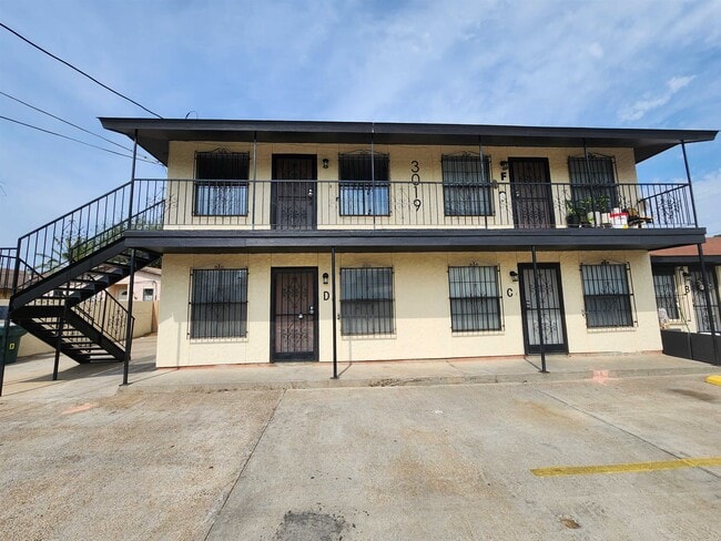3019 Corpus Christi St in Laredo, TX - Foto de edificio - Building Photo