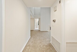 2112 Century Park Ln in Los Angeles, CA - Foto de edificio - Building Photo