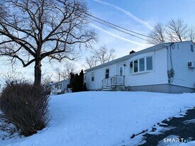 7 Beechwood Dr in Danbury, CT - Building Photo