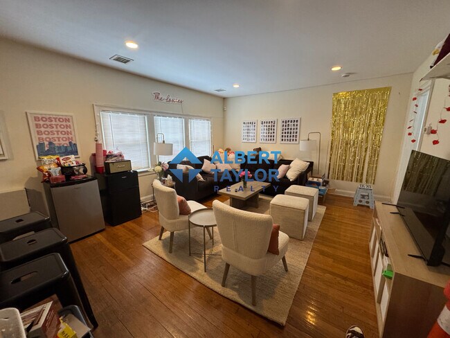 44 Greycliff Rd, Unit 1 in Boston, MA - Foto de edificio - Building Photo