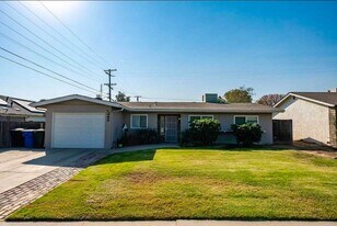 345 E Lemmon Way in Hanford, CA - Building Photo