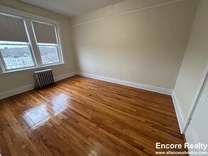 1677 Commonwealth Ave, Unit 2 BED 1 BATH in Boston, MA - Building Photo - Building Photo