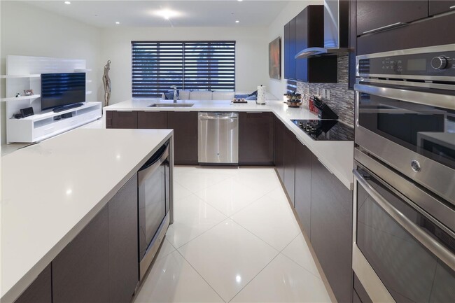 10501 NW 66th St in Doral, FL - Foto de edificio - Building Photo