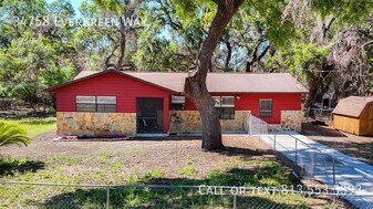 34758 Evergreen Way in Ridge Manor, FL - Building Photo