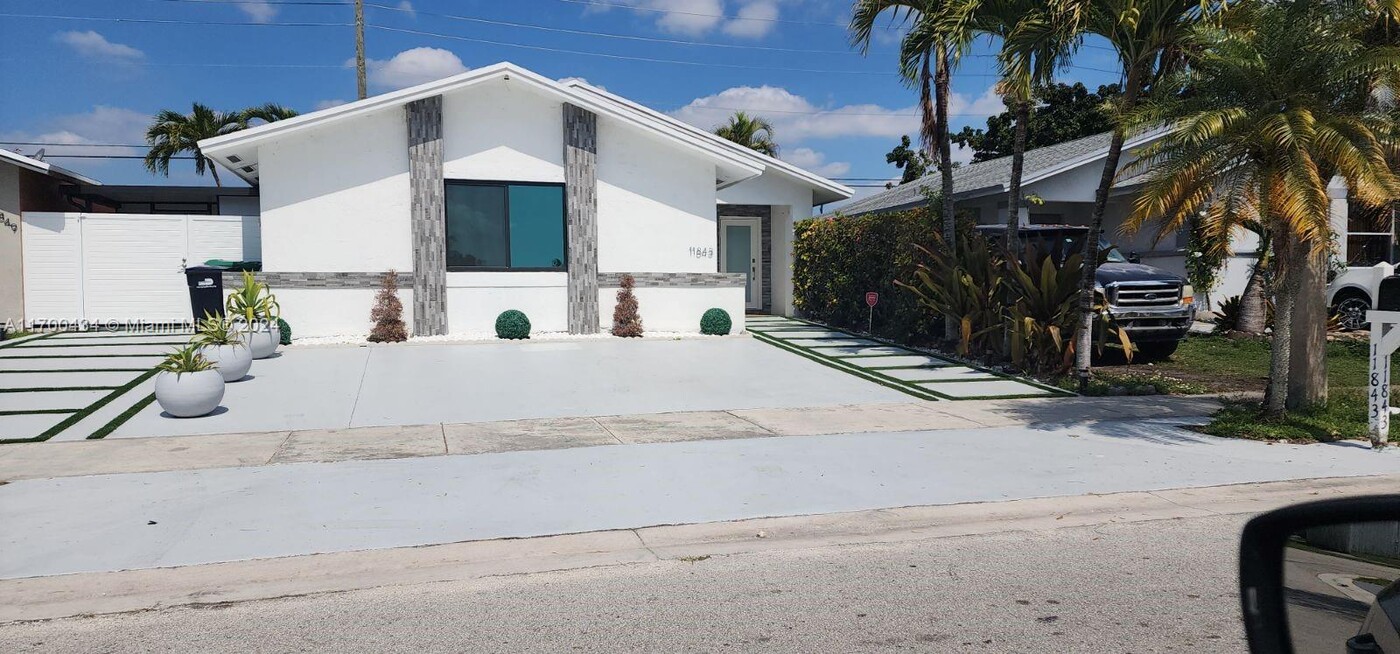 11843 SW 208th Terrace in Miami, FL - Building Photo