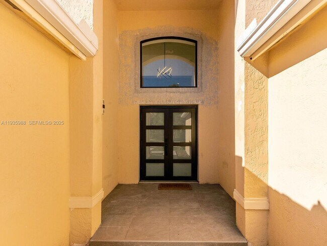 381 Cameron Dr in Weston, FL - Building Photo - Building Photo