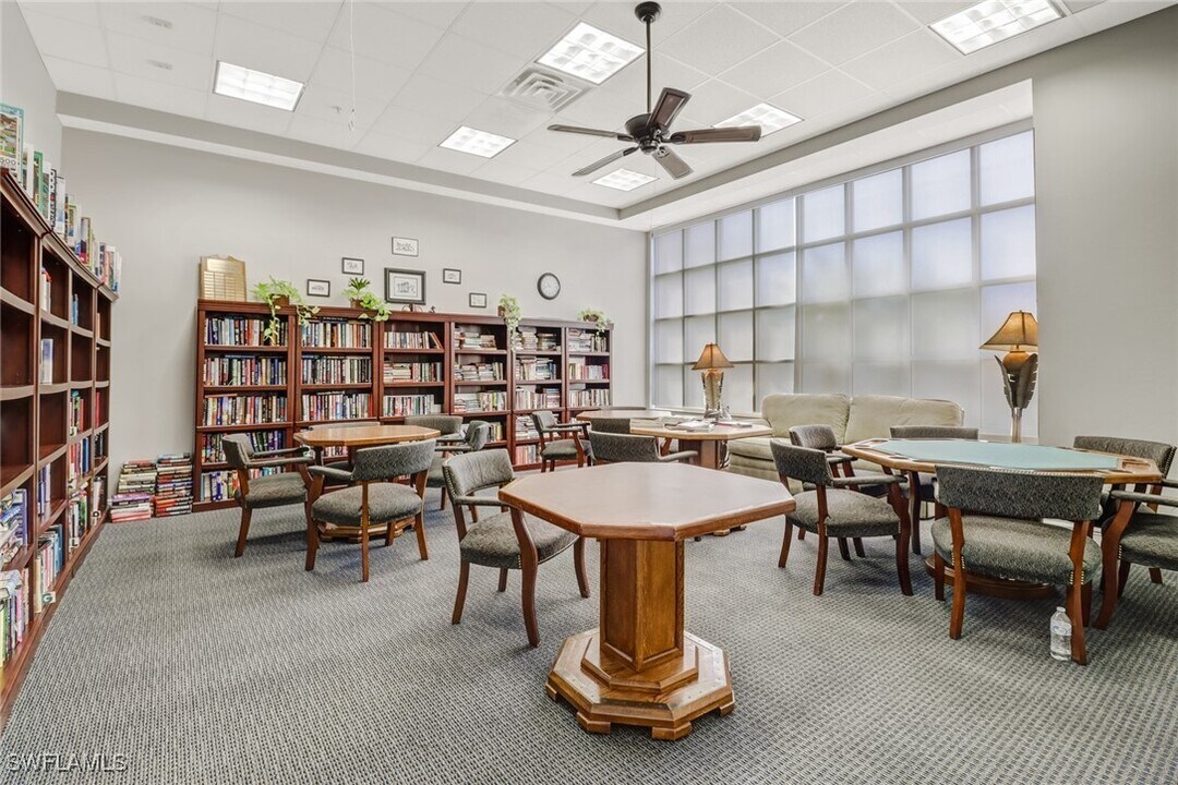 49 High Point Cir S in Naples, FL - Foto de edificio