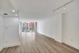 1450 Brickell Bay Dr in Miami, FL - Building Photo - Building Photo