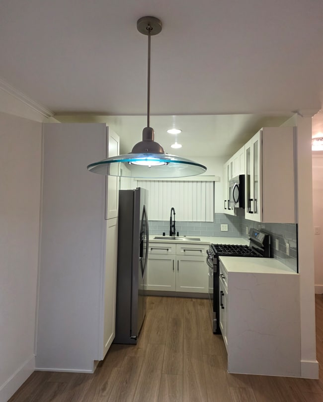 21500 Burbank Blvd, Unit 131 in Woodland Hills, CA - Foto de edificio - Building Photo