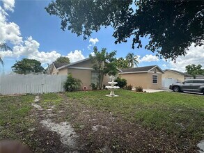 19551 NW 57th Pl in Hialeah, FL - Building Photo - Building Photo
