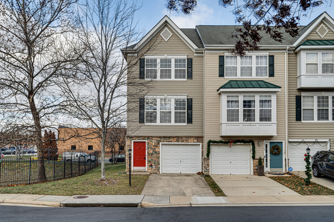 23176 Blackthorn Sq in Sterling, VA - Building Photo