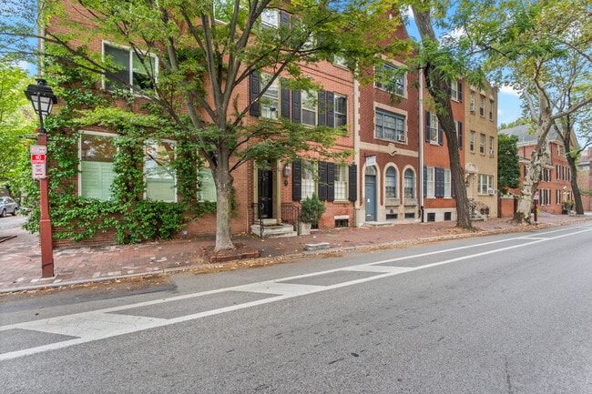 409 Pine St, Unit 3 in Philadelphia, PA - Foto de edificio - Building Photo