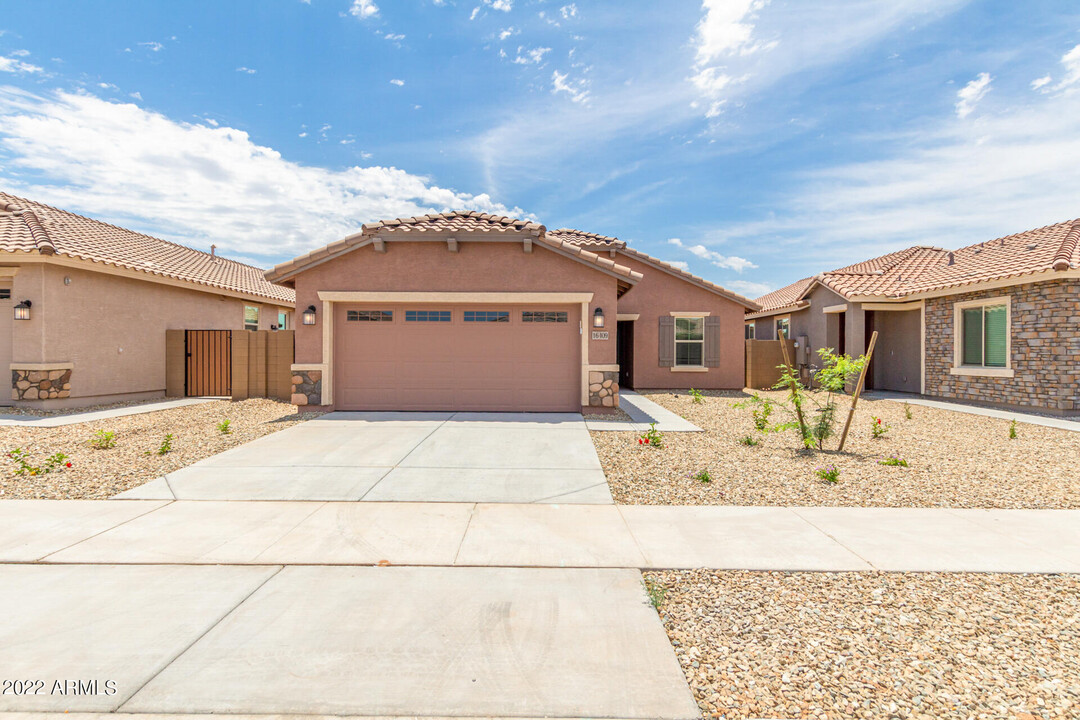 16409 W Saguaro Park Ln in Surprise, AZ - Foto de edificio