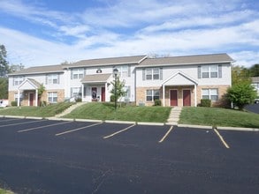 Whispering Pines Apartments in Bellefontaine, OH - Foto de edificio - Building Photo