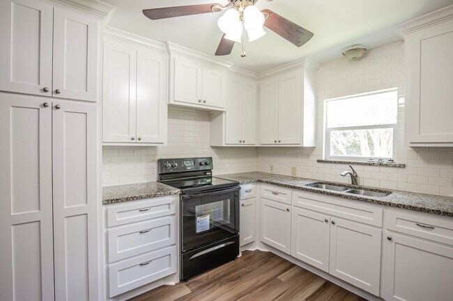 8805 Woodway Dr in Waco, TX - Building Photo - Building Photo