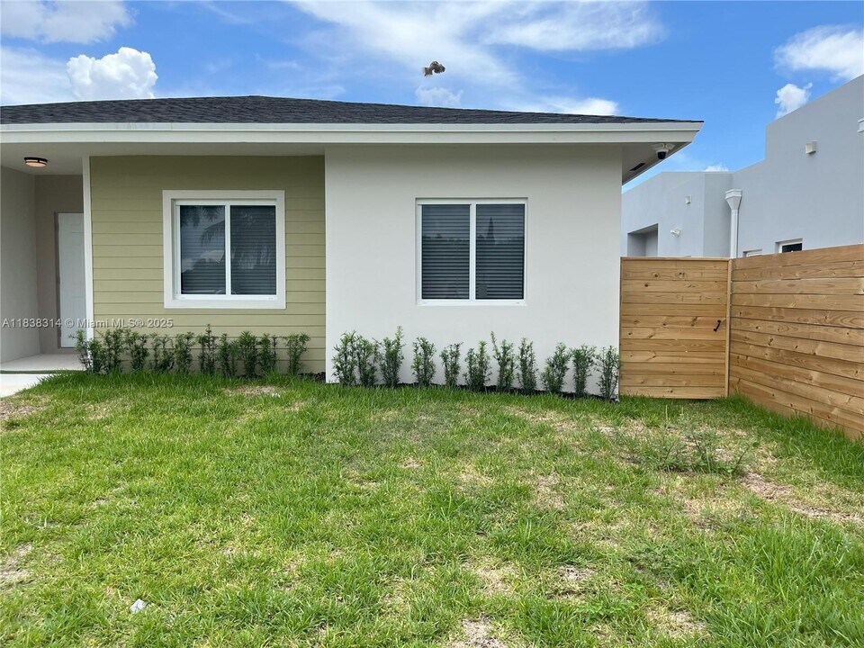 12331 SW 220th St in Goulds, FL - Building Photo