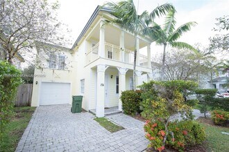 174 NE 32nd Terrace in Homestead, FL - Building Photo - Building Photo