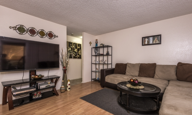 8490 Westmore Rd in San Diego, CA - Building Photo - Building Photo