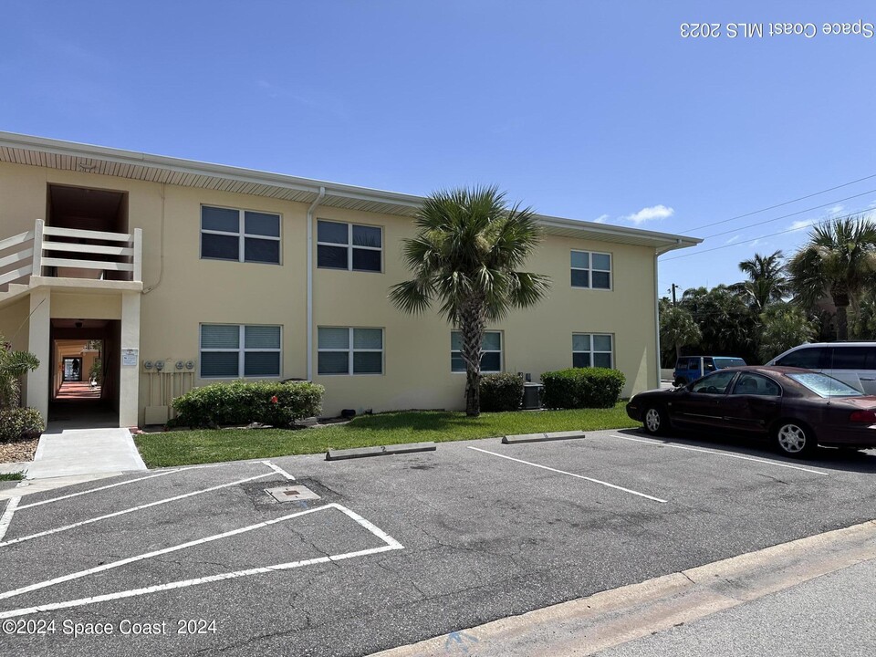 7801 Ridgewood Ave in Cape Canaveral, FL - Building Photo