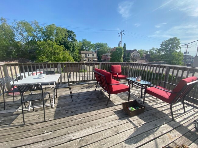 1425 E Capitol Dr, Unit #4 in Shorewood, WI - Foto de edificio - Building Photo