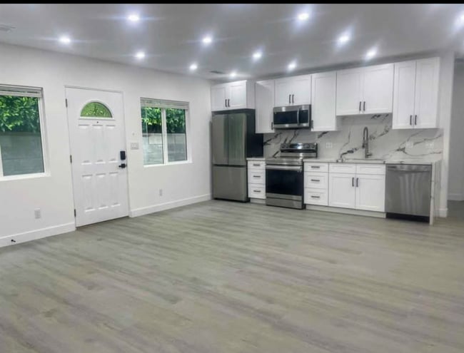 19057 Friar St in Reseda, CA - Foto de edificio - Building Photo