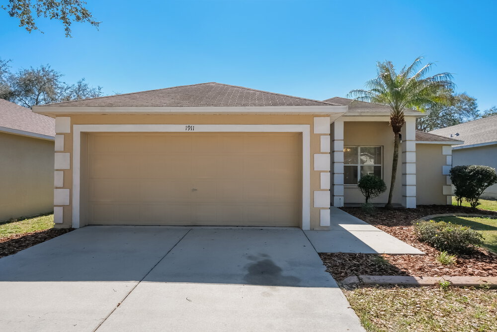 1911 Brandon Brook Rd in Valrico, FL - Building Photo