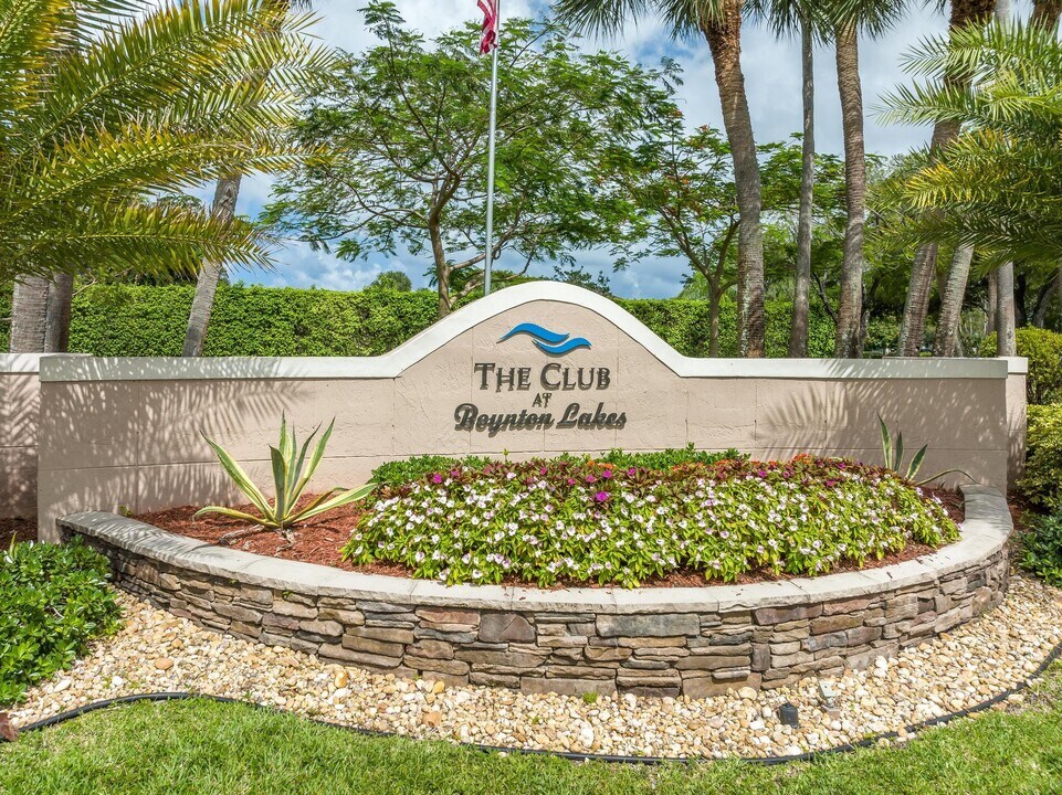 17 Mayfair Ln in Boynton Beach, FL - Building Photo