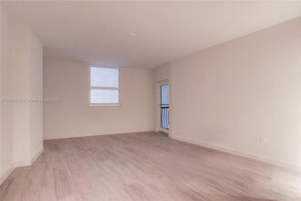 1756 N Bayshore Dr in Miami, FL - Foto de edificio - Building Photo