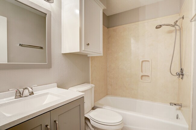 6407 Crestside Dr in Pasadena, TX - Building Photo - Building Photo